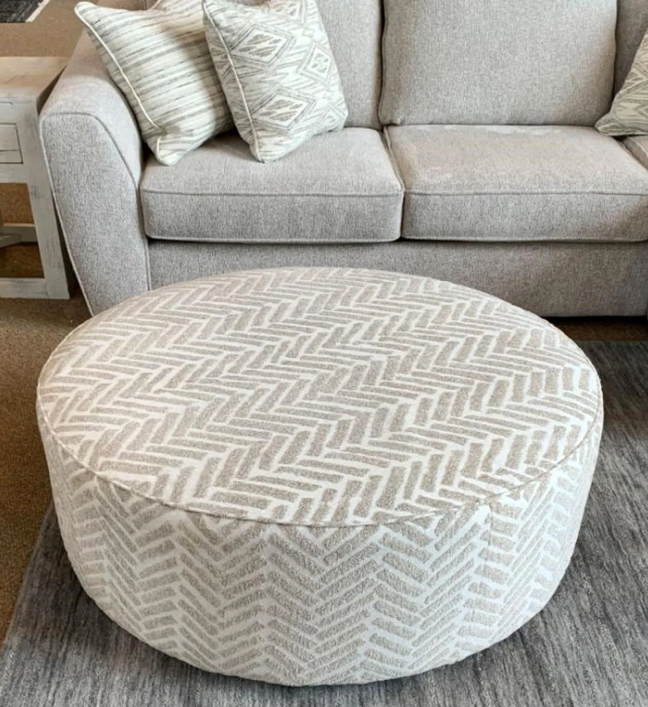 Vibrant Vision Oatmeal 95" Sofa 9770 (Includes pillows) 5 Vibrant Vision Oatmeal 95" Sofa 9770 (Includes pillows)