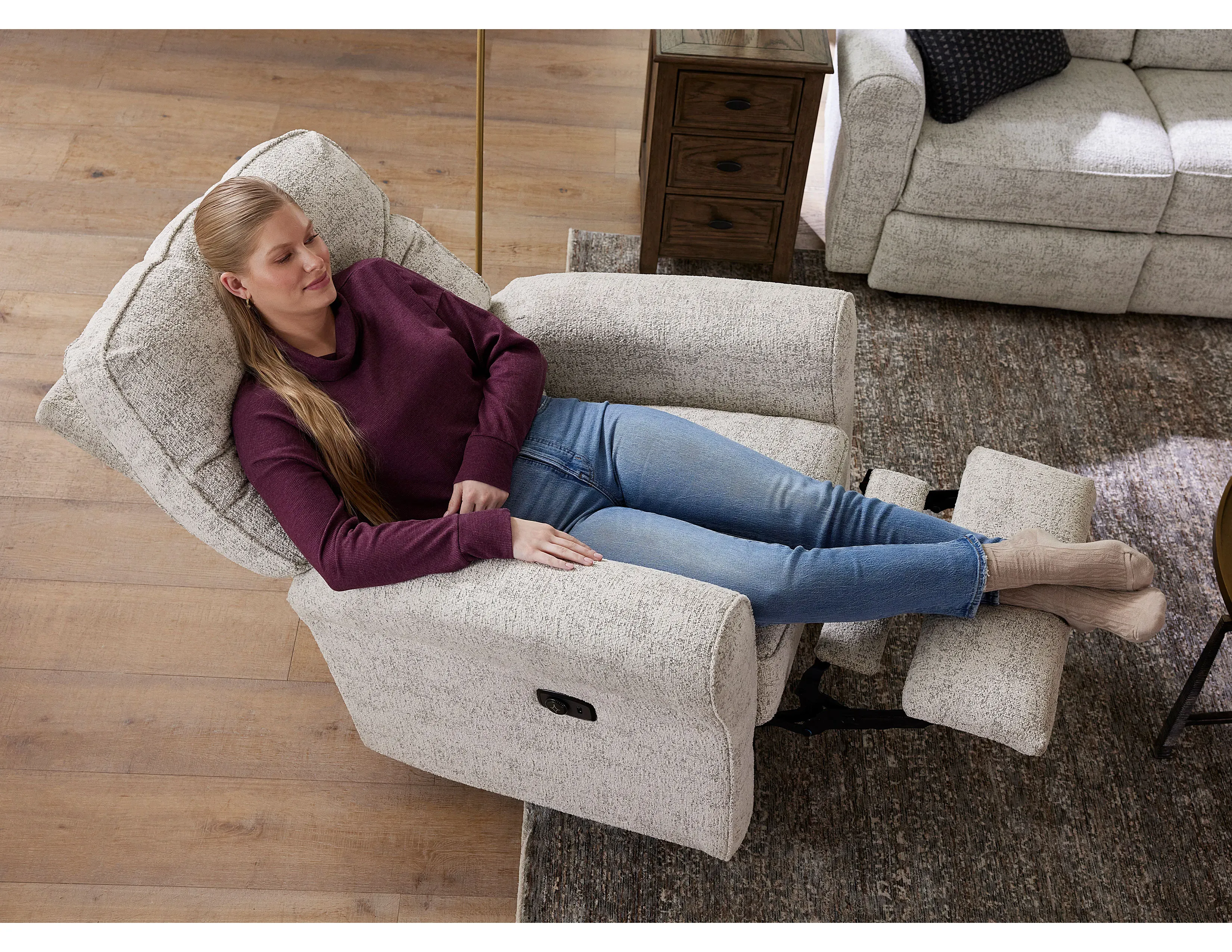 Josey Double Reclining Console Loveseat (+100 fabrics) 18 Josey Double Reclining Console Loveseat (+100 fabrics)
