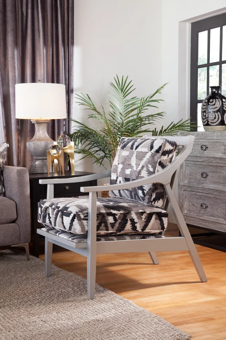 Hollyn Accent Chair Silver (+28 finishes +69 fabrics) 2 Hollyn Accent Chair Silver (+28 finishes +69 fabrics)