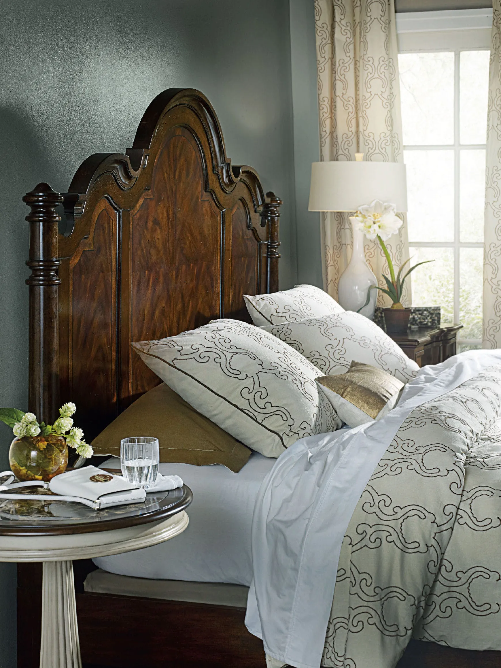 Leesburg Queen Poster Bed 3 Leesburg Queen Poster Bed
